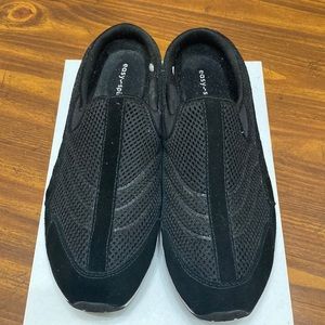 Easy spirit sneakers ,size 9W , black and white color , very good condition..
